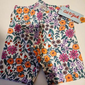 park of  Cat & Jack Girls Fresh White Floral shorts